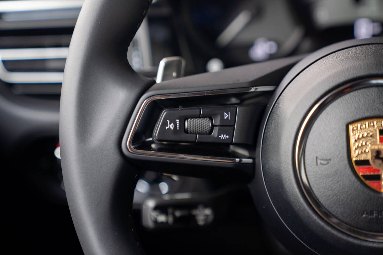 2025 Porsche Macan S photo 8