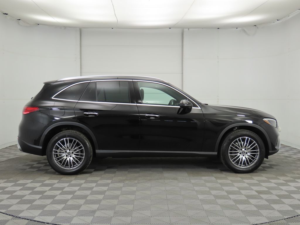 2025 Mercedes Benz GLC 300 photo 2