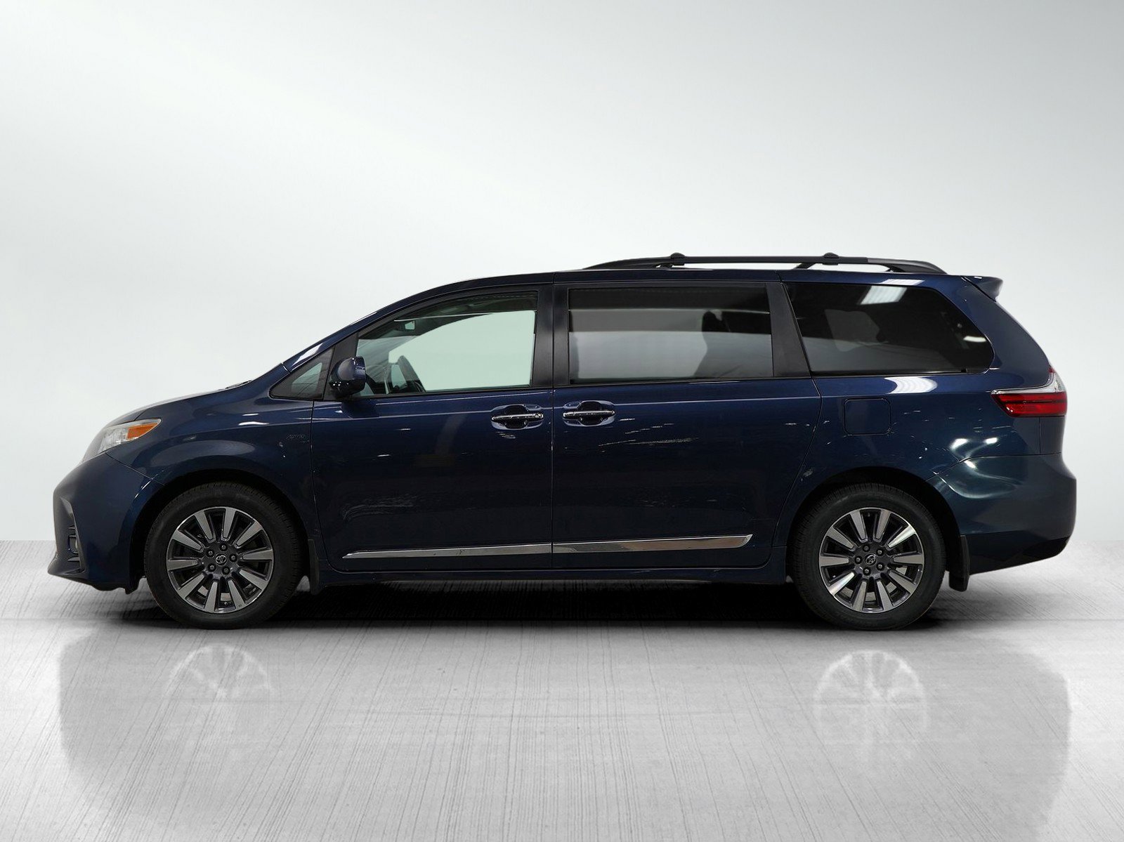 Used 2018 Toyota Sienna XLE with VIN 5TDDZ3DC2JS192842 for sale in Bloomington, Minnesota