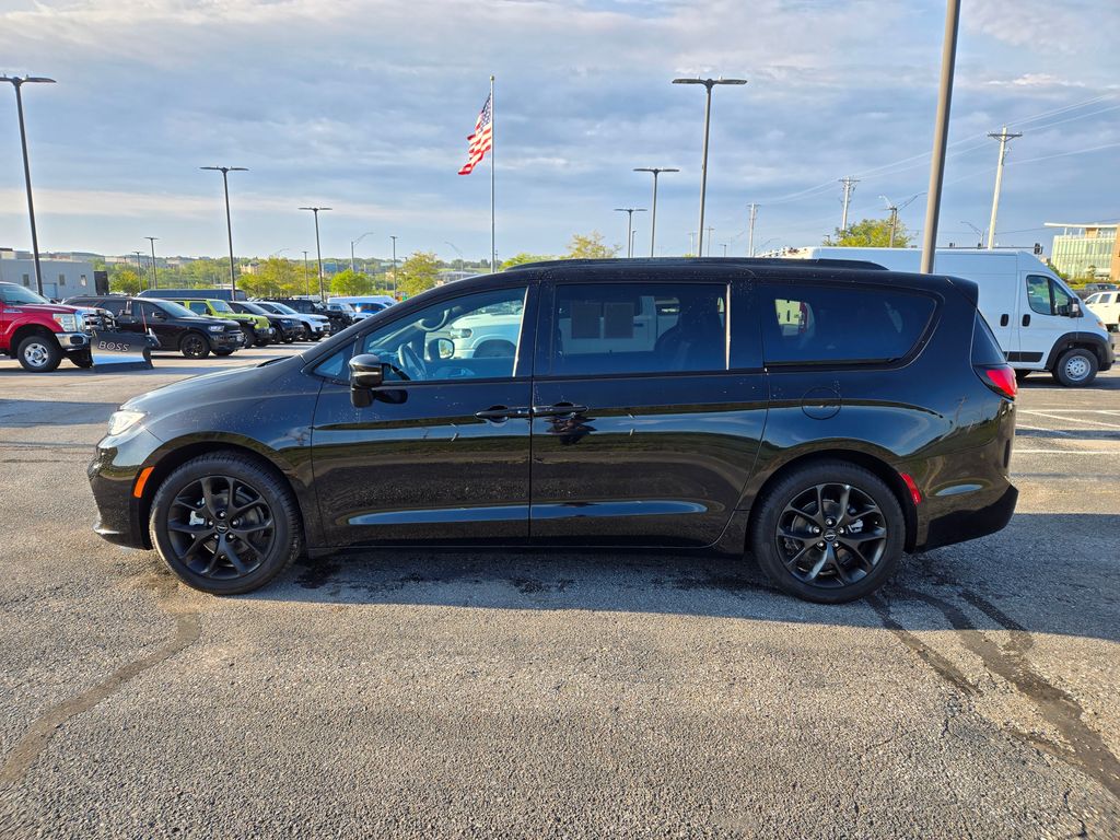 2025 Chrysler Pacifica Limited photo 6