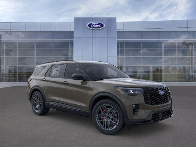 2026 Ford Explorer ST-Line photo 3