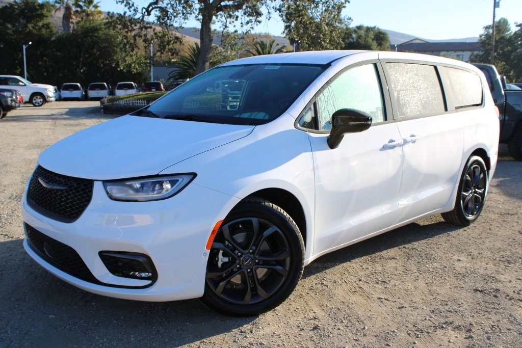 2026 Chrysler Pacifica Select's photo