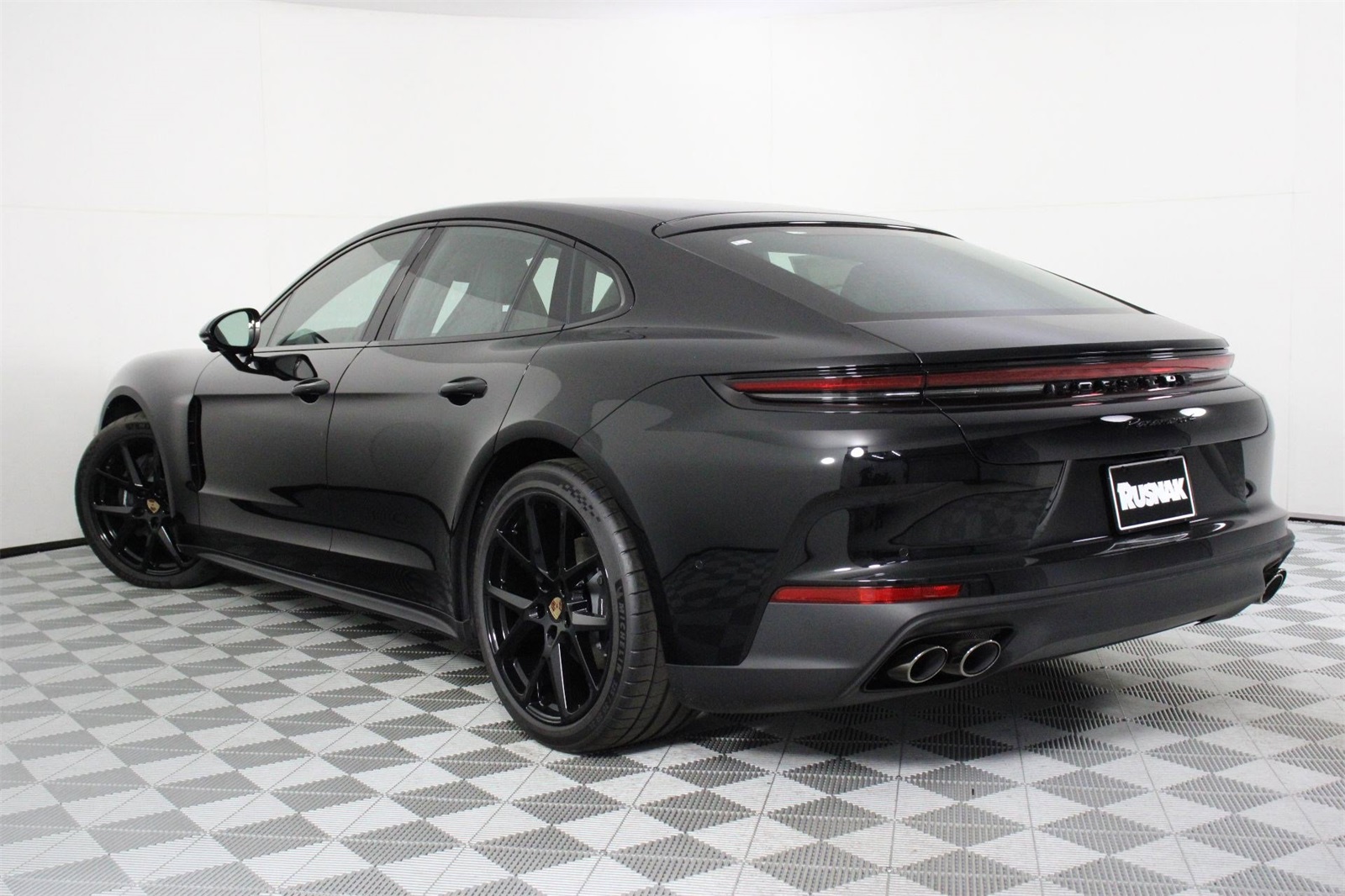2025 Porsche Panamera 4 photo 3