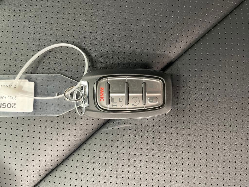 2025 Chrysler Pacifica photo 16