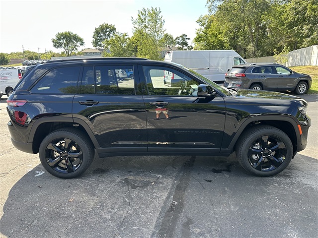 2025 Jeep Grand Cherokee Limited photo 2