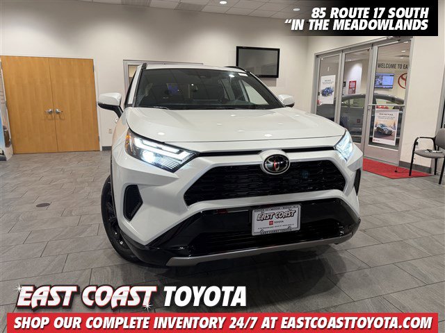 2025 Toyota RAV4 SE's photo
