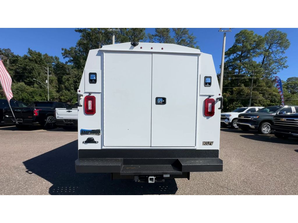 2025 Chevrolet Express Cutaway 3500 photo 3