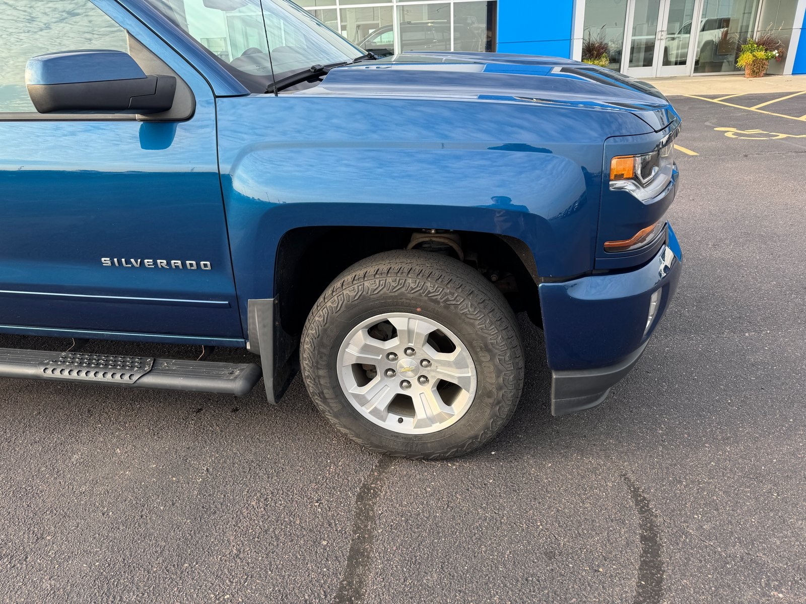 Used 2018 Chevrolet Silverado 1500 LT with VIN 3GCUKREC8JG394878 for sale in Luverne, Minnesota