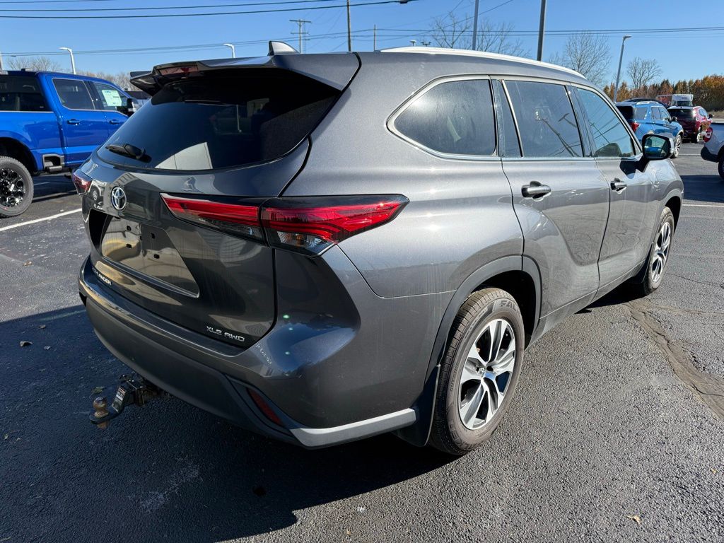 2022 Toyota Highlander XLE photo 3