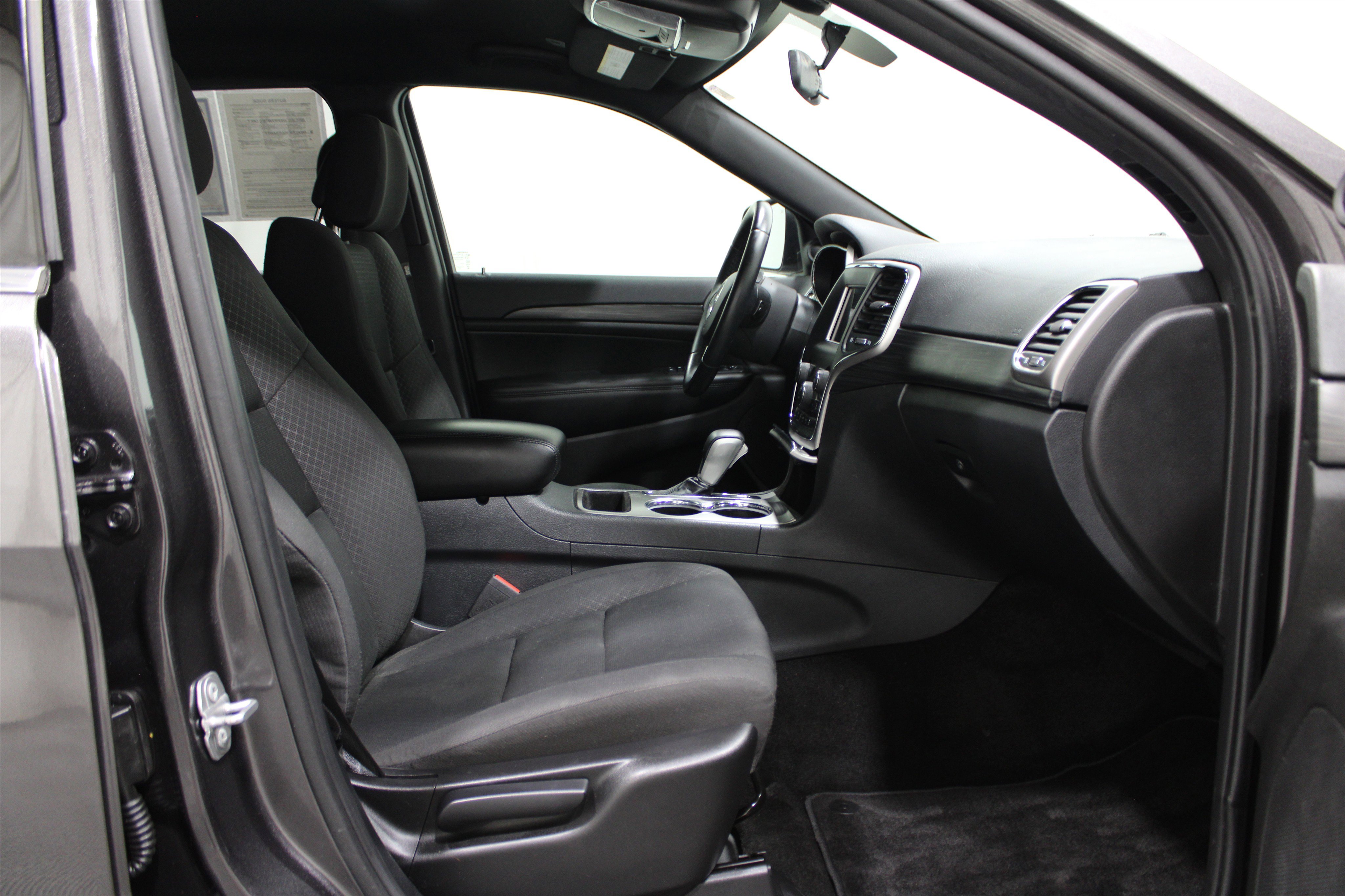 2019 Jeep Grand Cherokee Laredo E photo 23
