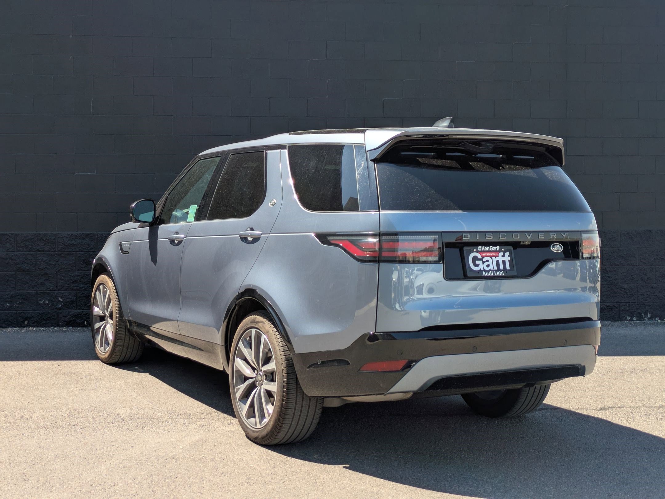 2023 Land Rover Discovery P300 S S R-Dynamic photo 6