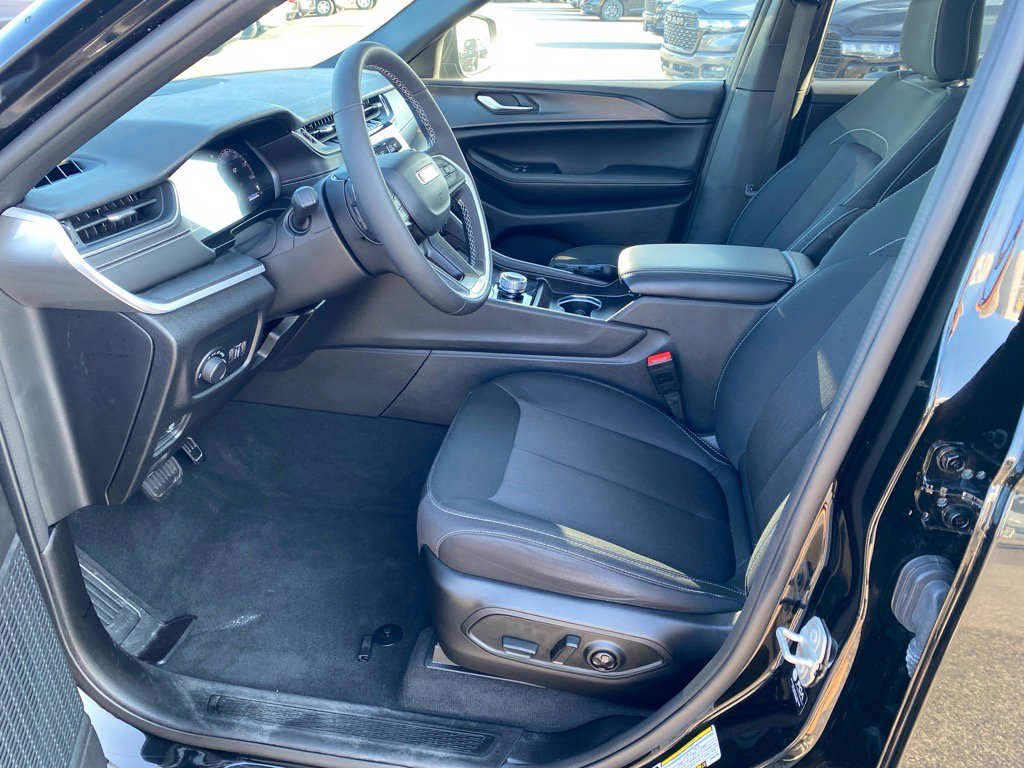 2024 Jeep Grand Cherokee Laredo X photo 9