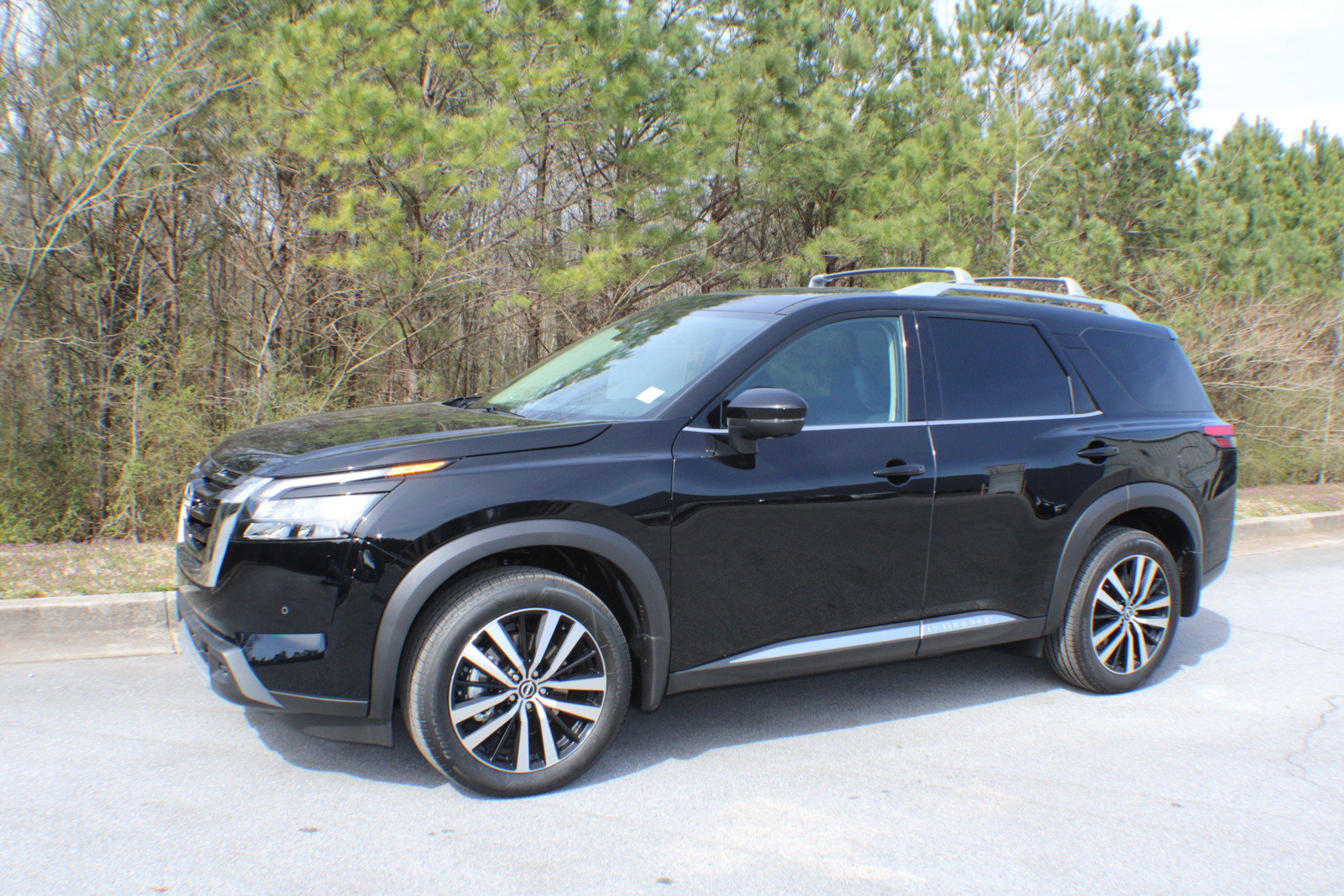 2025 Nissan Pathfinder Platinum photo 4