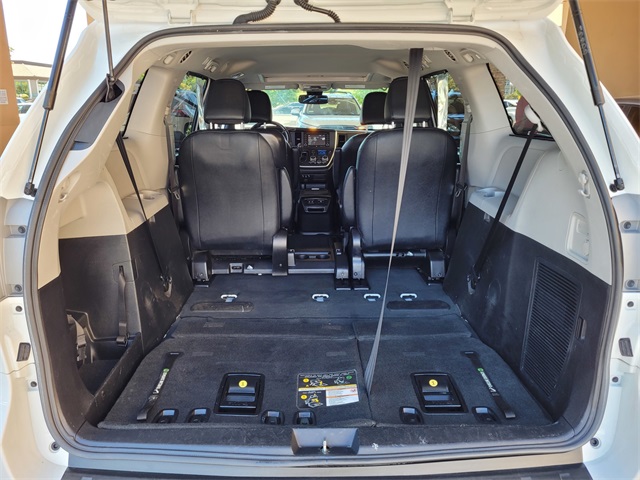 2020 Toyota Sienna SE photo 30