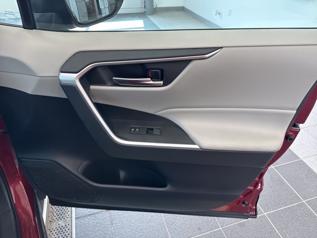 2021 Toyota RAV4 XLE photo 12