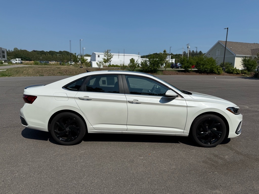 2025 Volkswagen Jetta SE photo 3