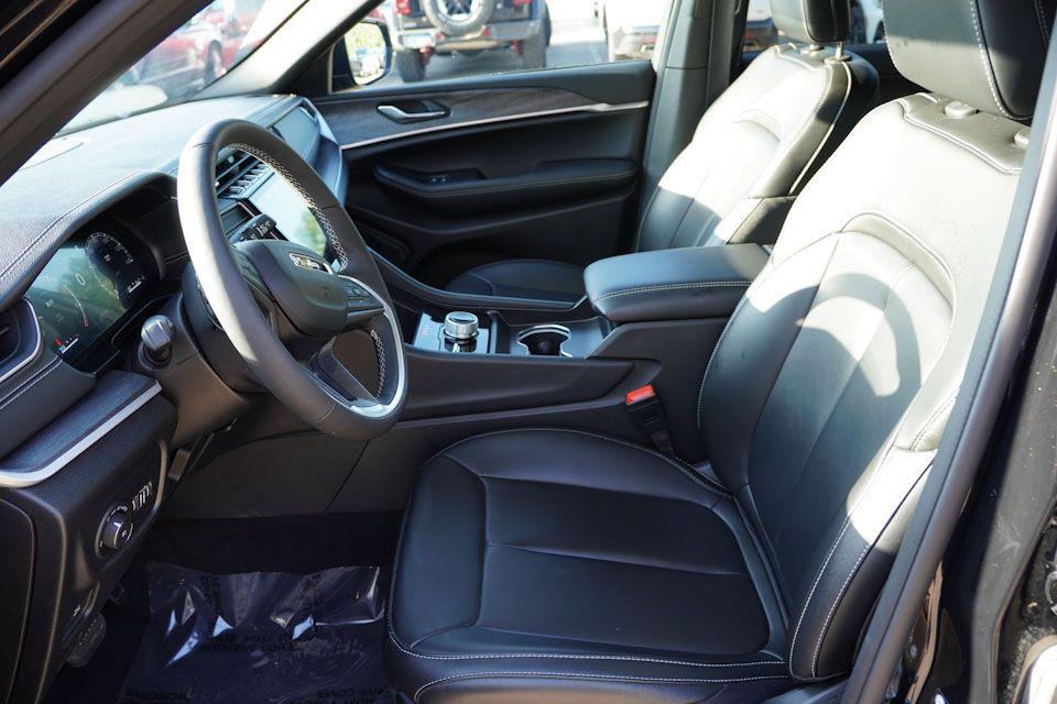 2025 Jeep Grand Cherokee Limited photo 11