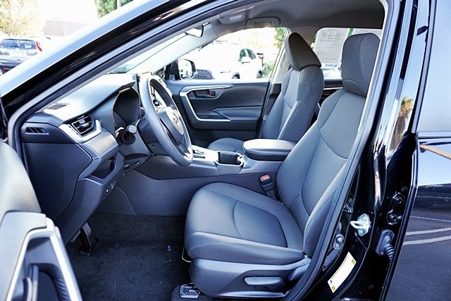 2022 Toyota RAV4 LE photo 14