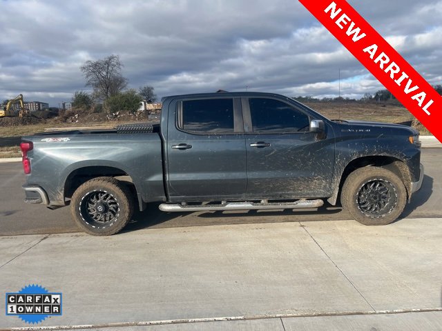 2019 Chevrolet Silverado 1500 LT photo 2