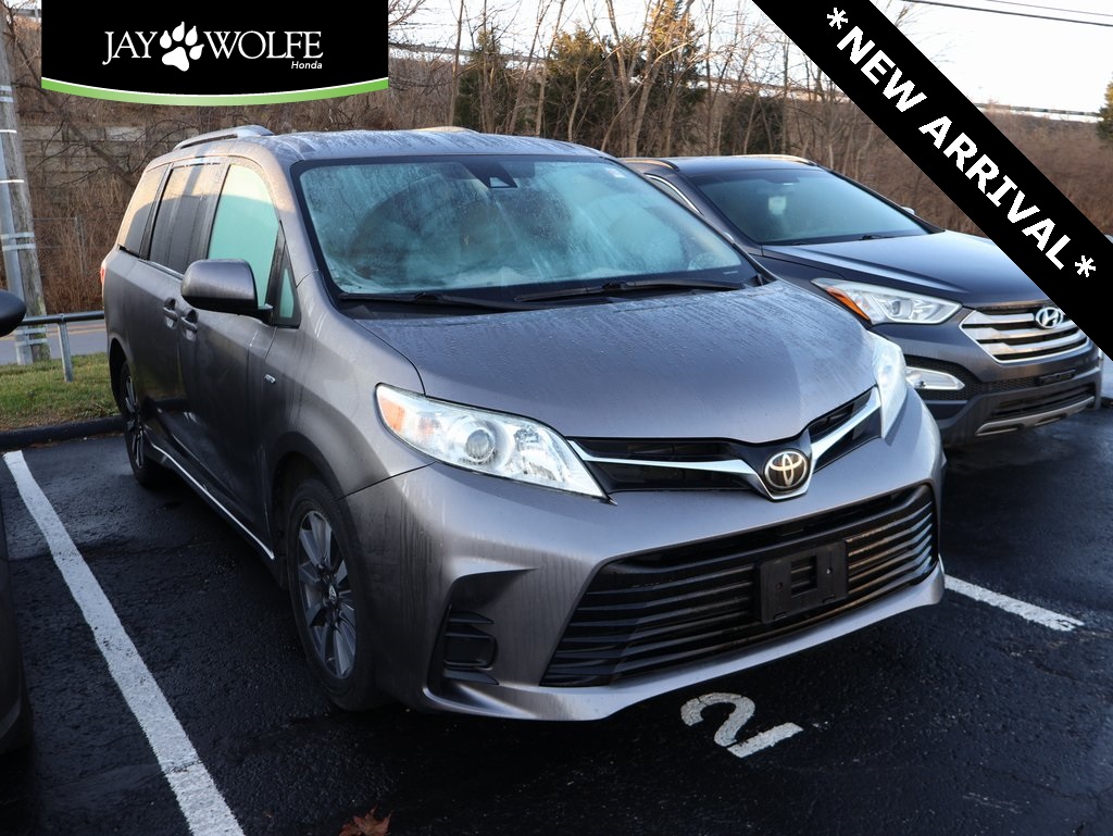 2020 Toyota Sienna LE's photo