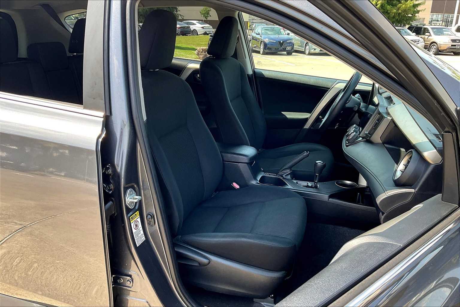 2015 Toyota RAV4 LE photo 7