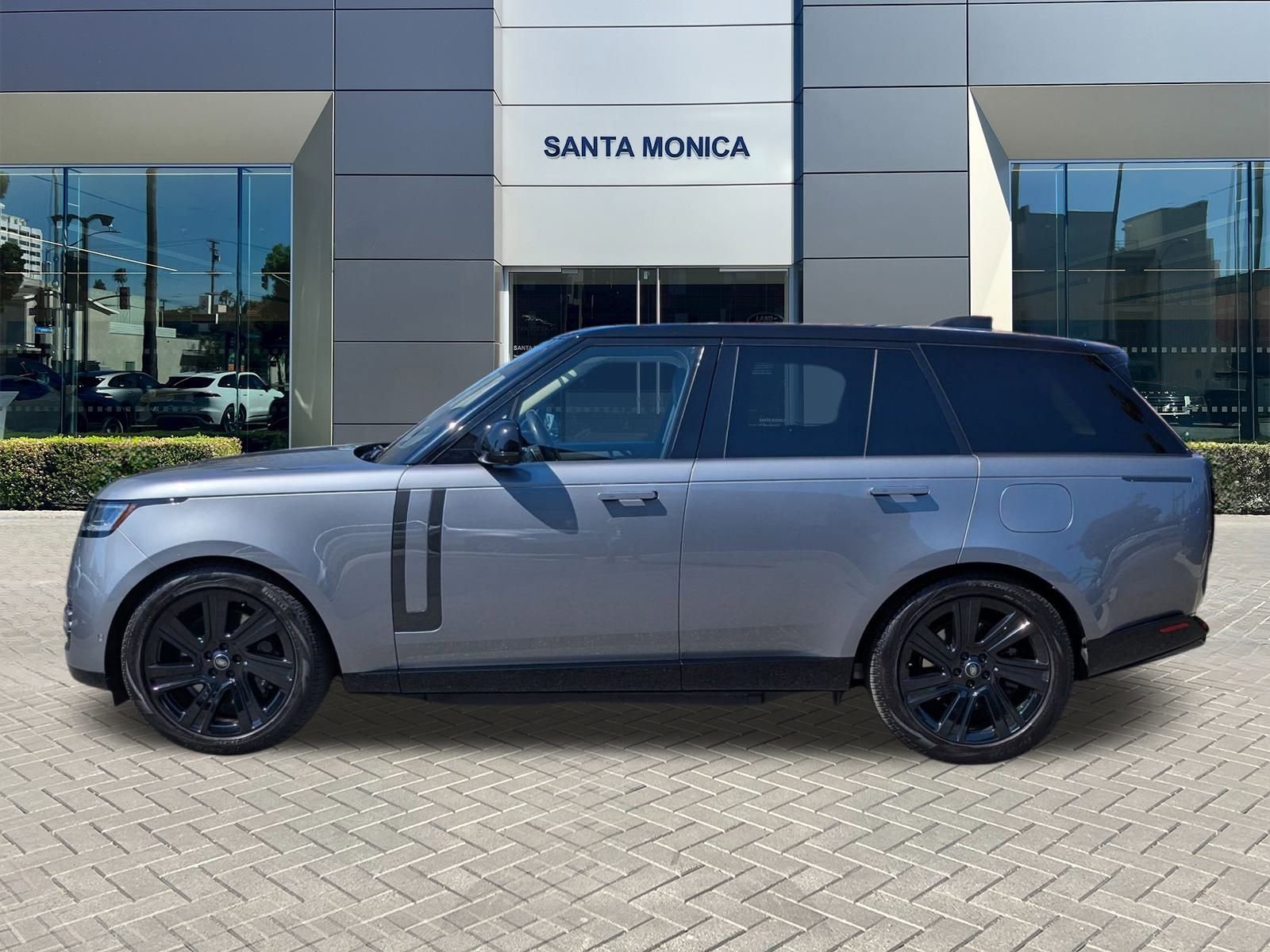 2023 Land Rover Range Rover SE photo 9