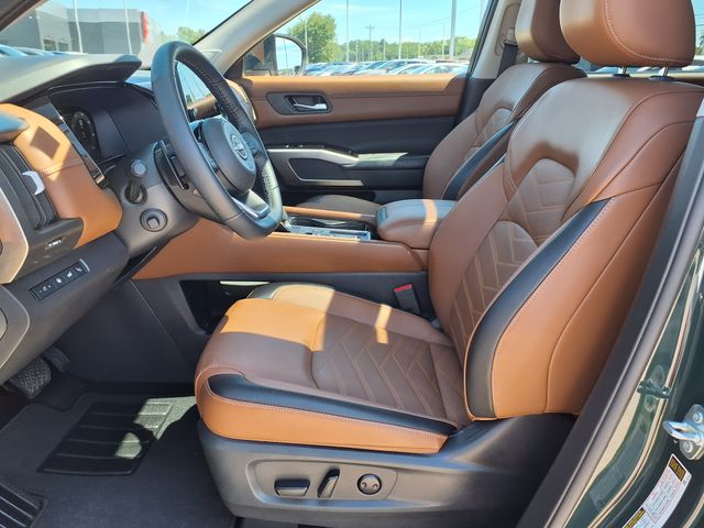 2024 Nissan Pathfinder Platinum photo 3