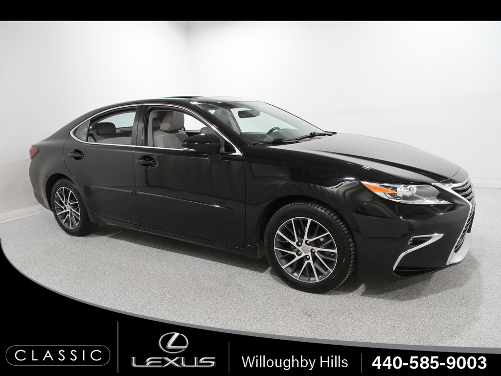 2016 Lexus ES Base's photo