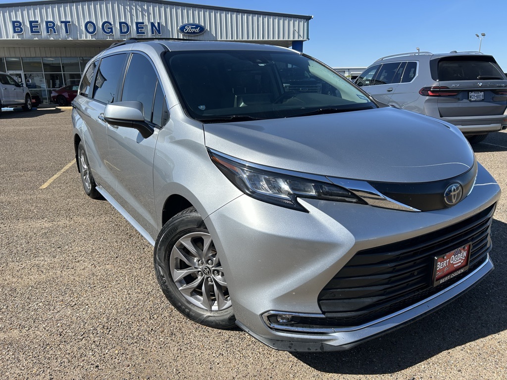 2022 Toyota Sienna XLE's photo