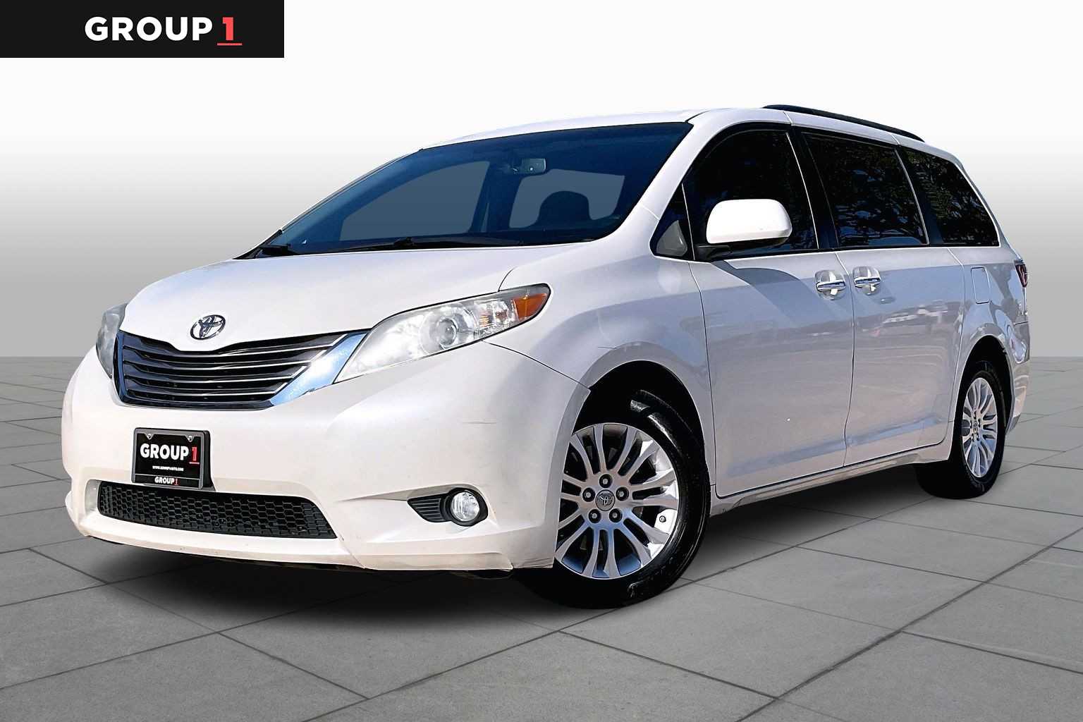 2017 Toyota Sienna XLE Premium's photo