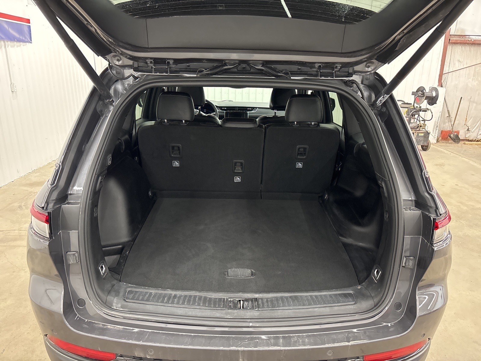 2023 Jeep Grand Cherokee Altitude photo 5