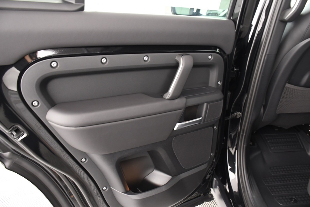 2025 Land Rover Defender 110 X-Dynamic SE photo 26