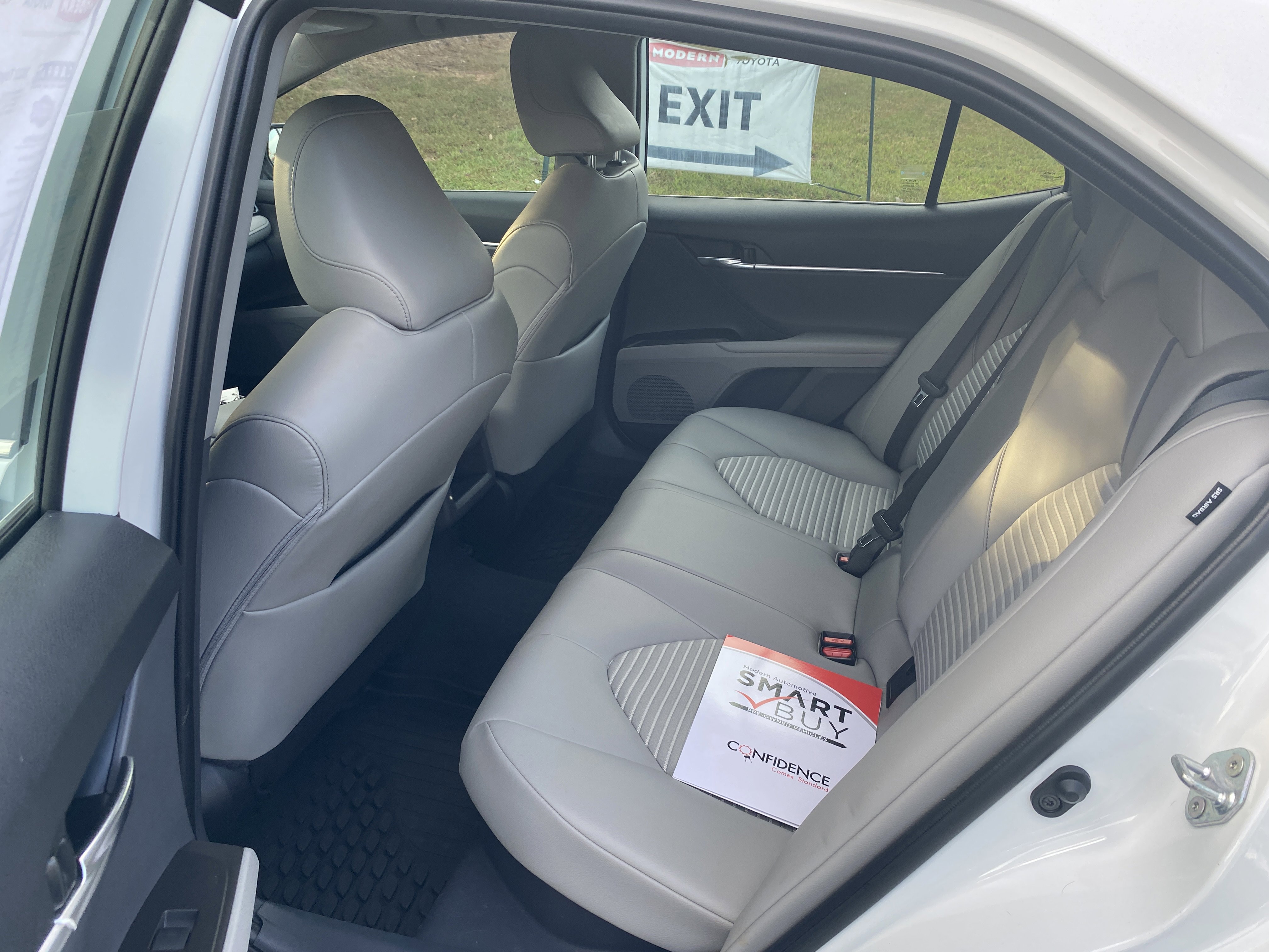 2022 Toyota Camry Hybrid SE photo 2