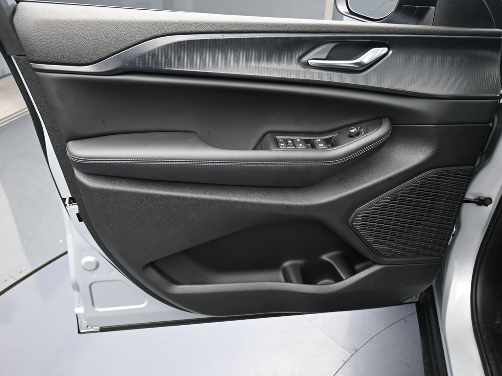 2025 Jeep Grand Cherokee Laredo photo 4