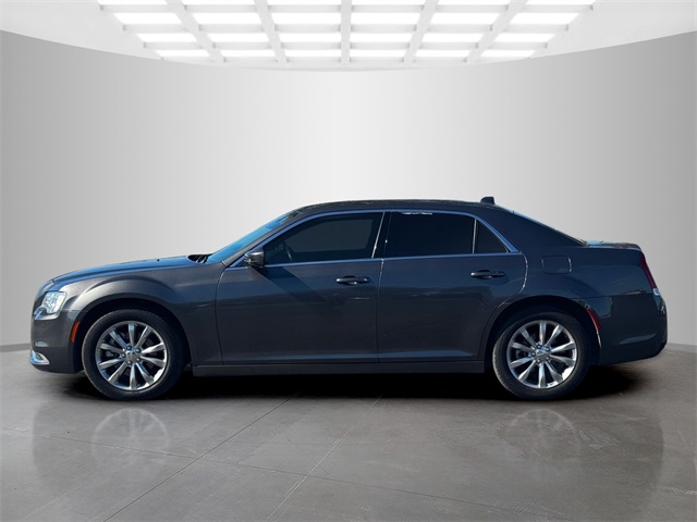 2022 Chrysler 300 Touring photo 3