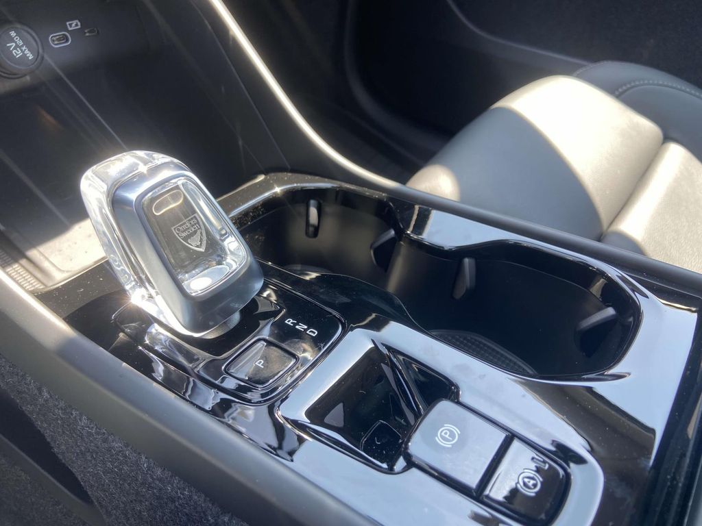 2026 Volvo XC40 AWD Plus photo 12
