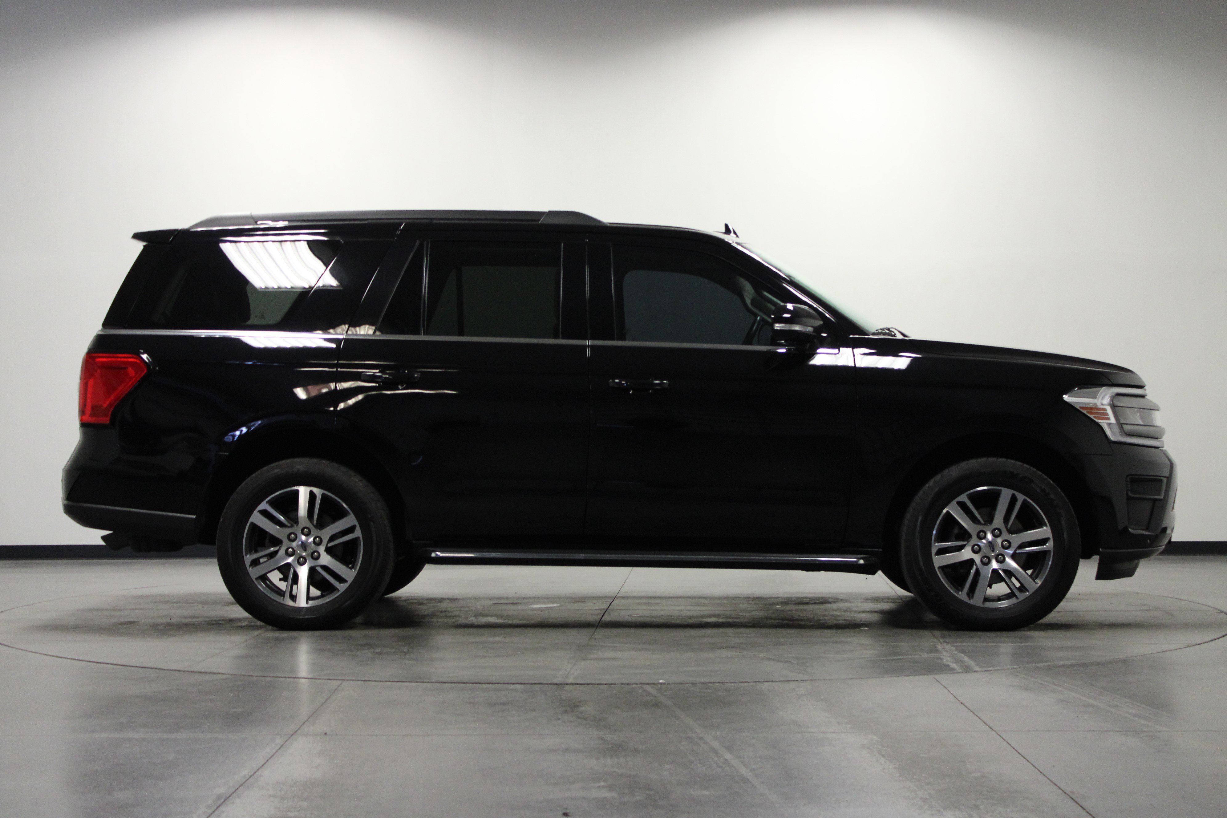 2023 Ford Expedition XLT photo 2