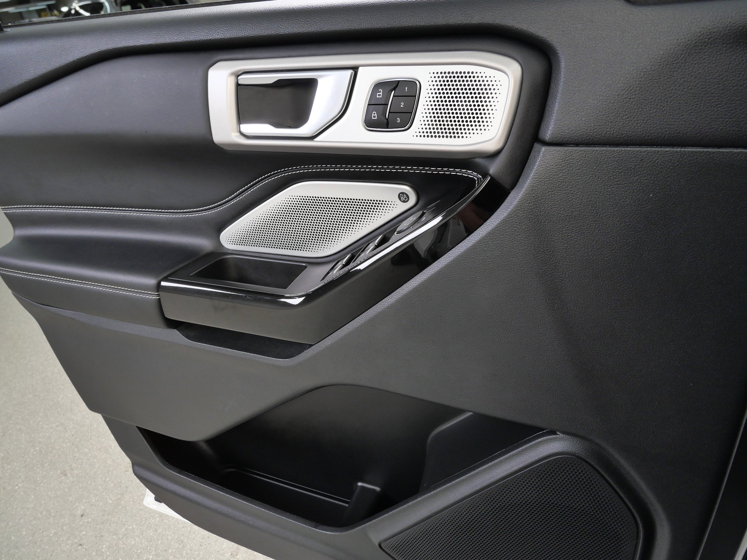 2022 Ford Explorer ST photo 30