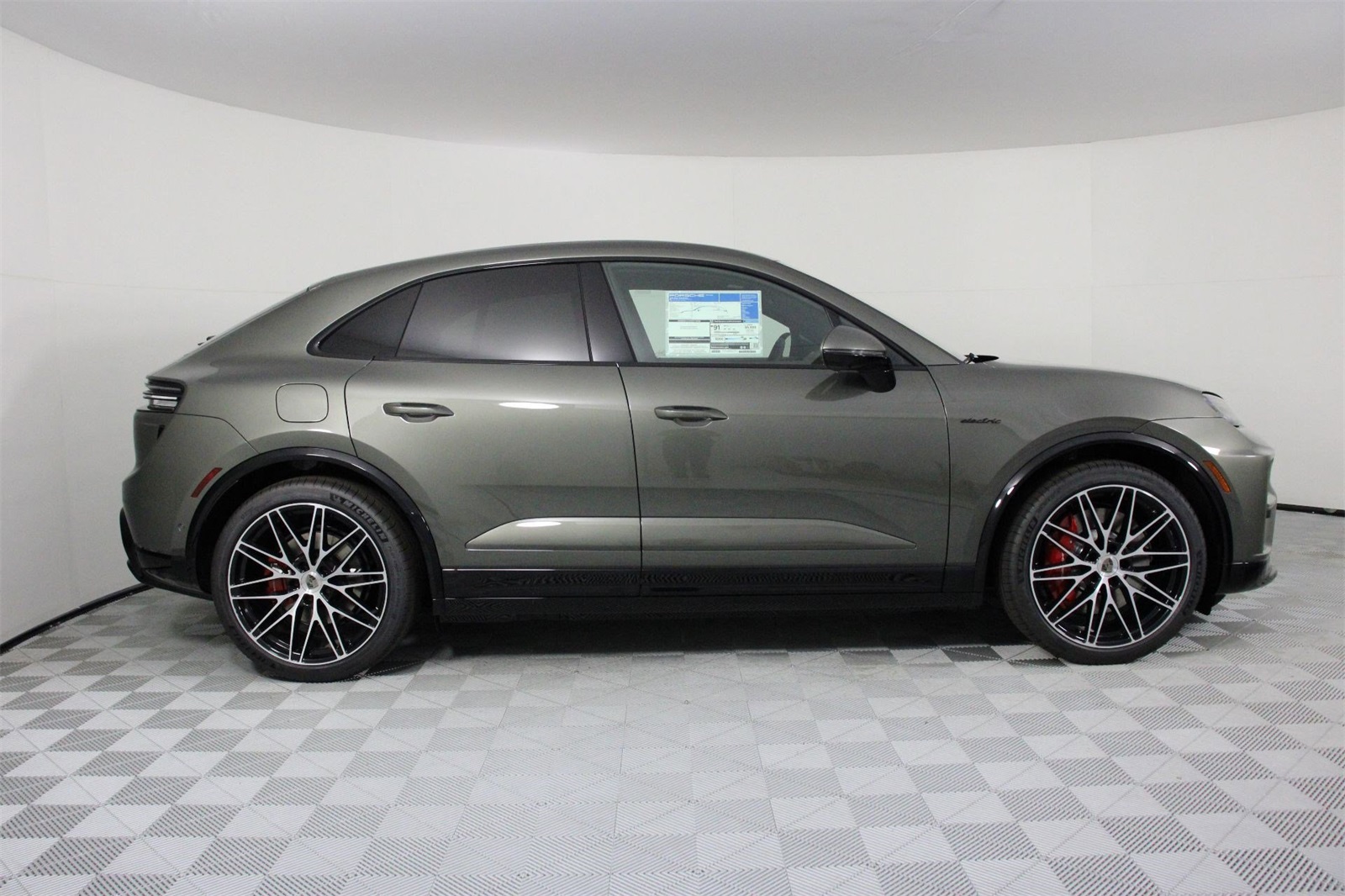 2025 Porsche Macan Electric Turbo photo 8