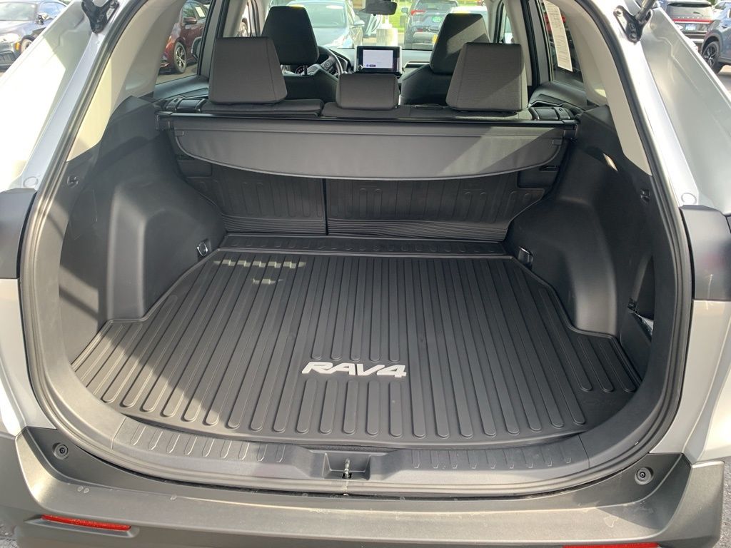 2025 Toyota RAV4 XLE photo 6