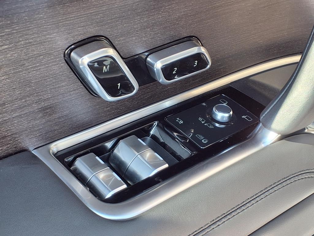 2024 Land Rover Range Rover SE photo 8