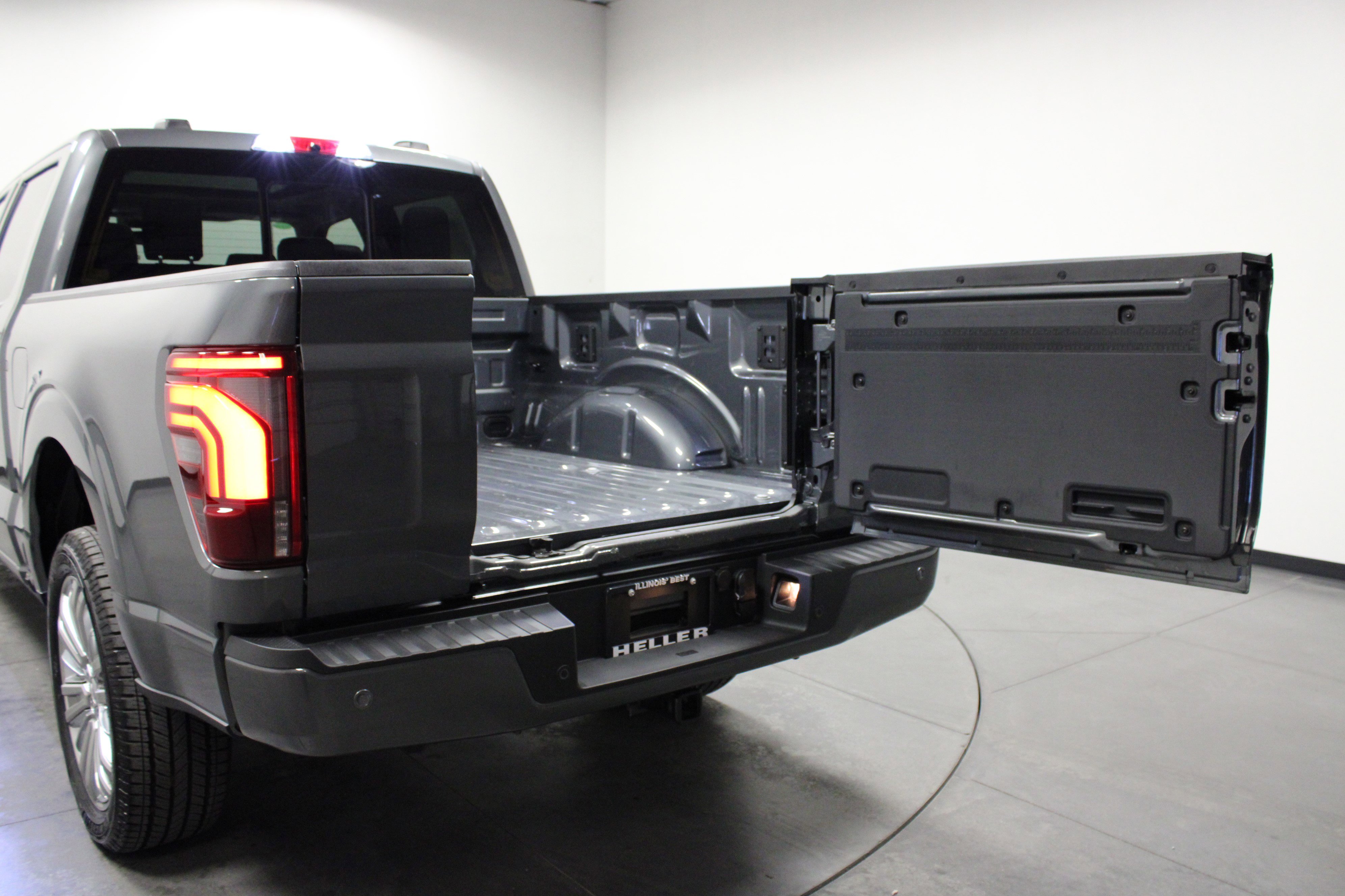 2025 Ford F-150 Platinum photo 12