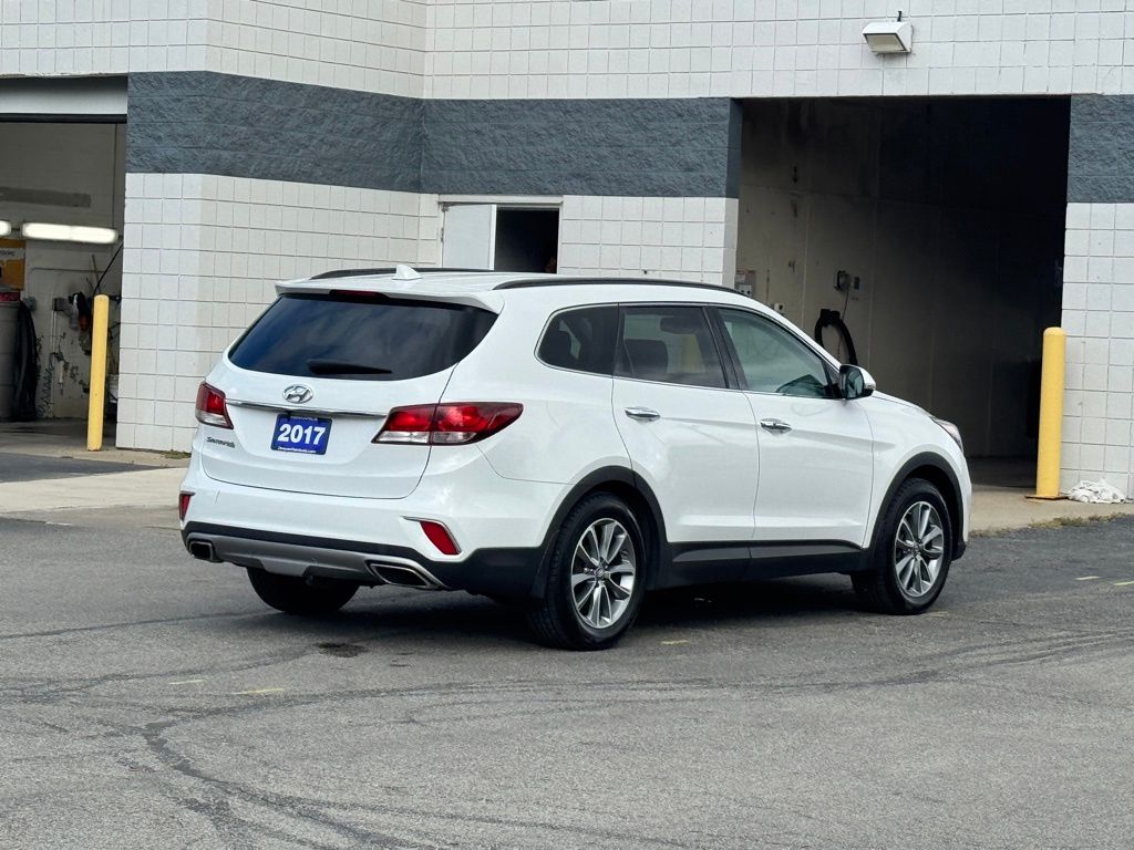 2017 Hyundai Santa Fe SE photo 3