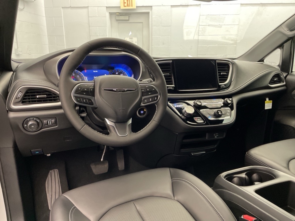 2026 Chrysler Pacifica photo 7