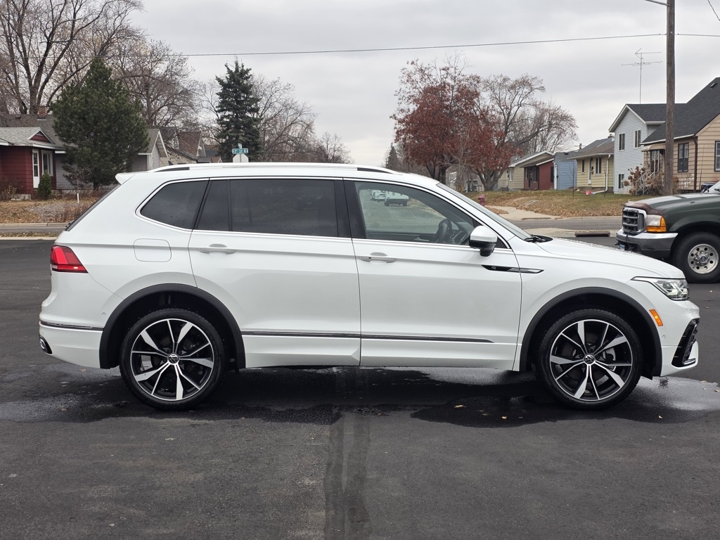 2024 Volkswagen Tiguan SEL R-LINE's photo