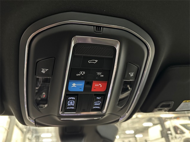 2025 Jeep Grand Cherokee Laredo photo 30
