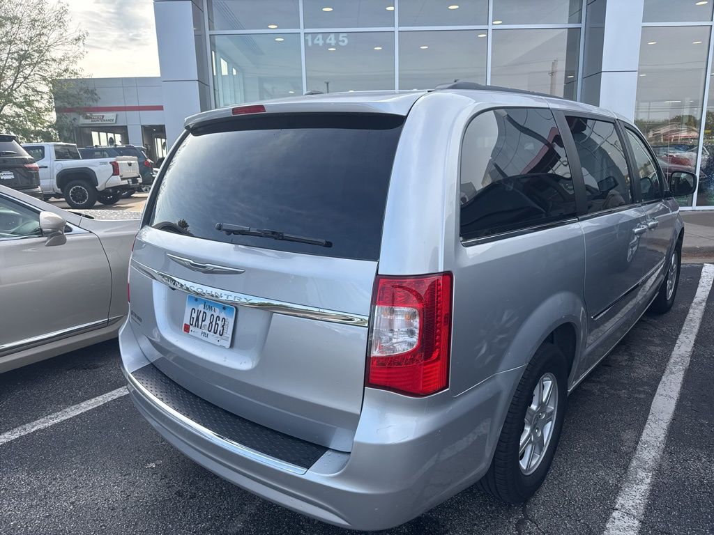 2011 Chrysler Town & Country Touring photo 4
