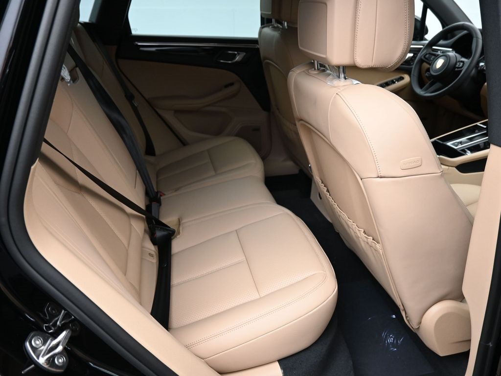 2026 Porsche Macan T photo 9