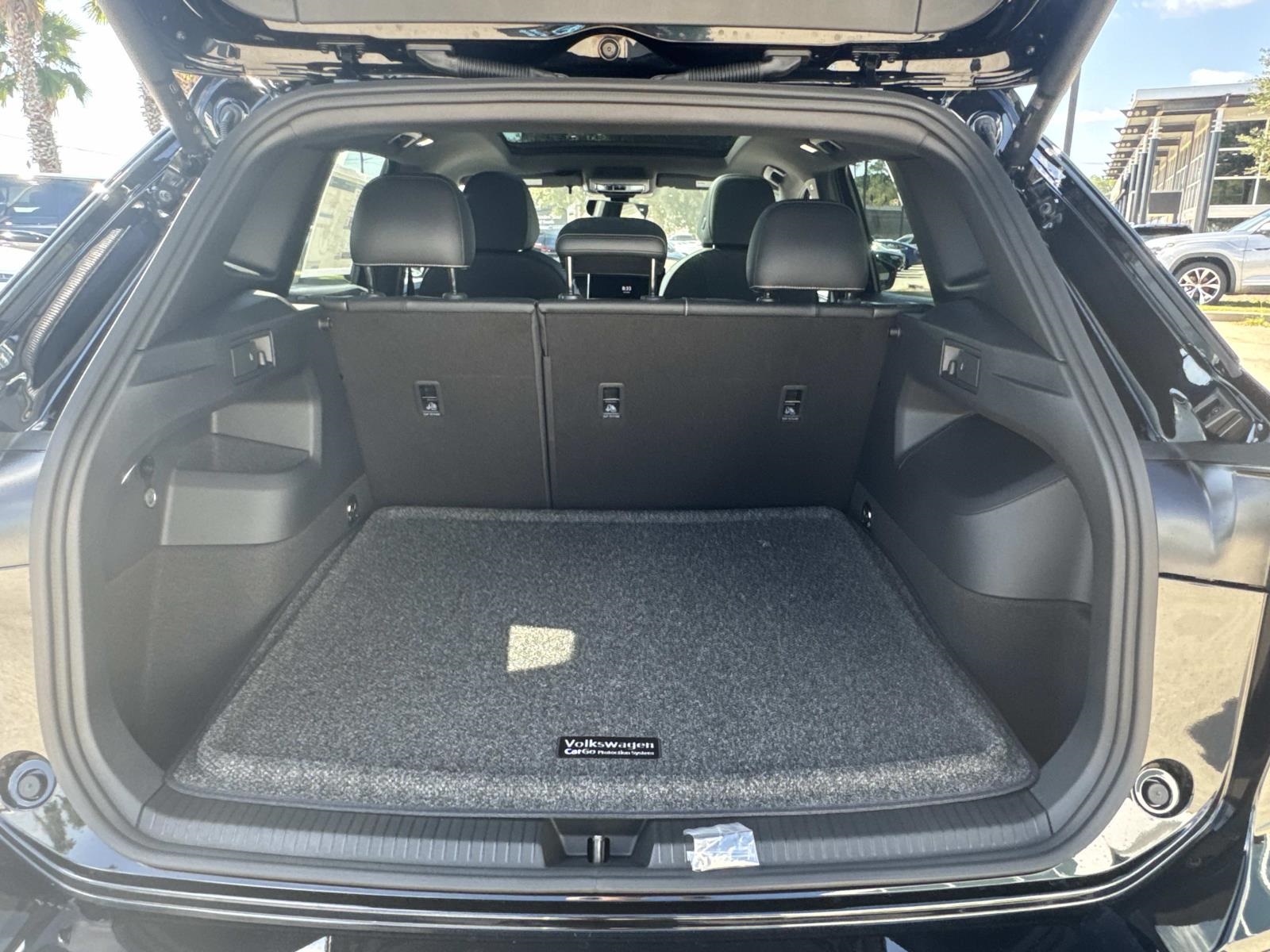 2026 Volkswagen Tiguan SE R-Line Black photo 4