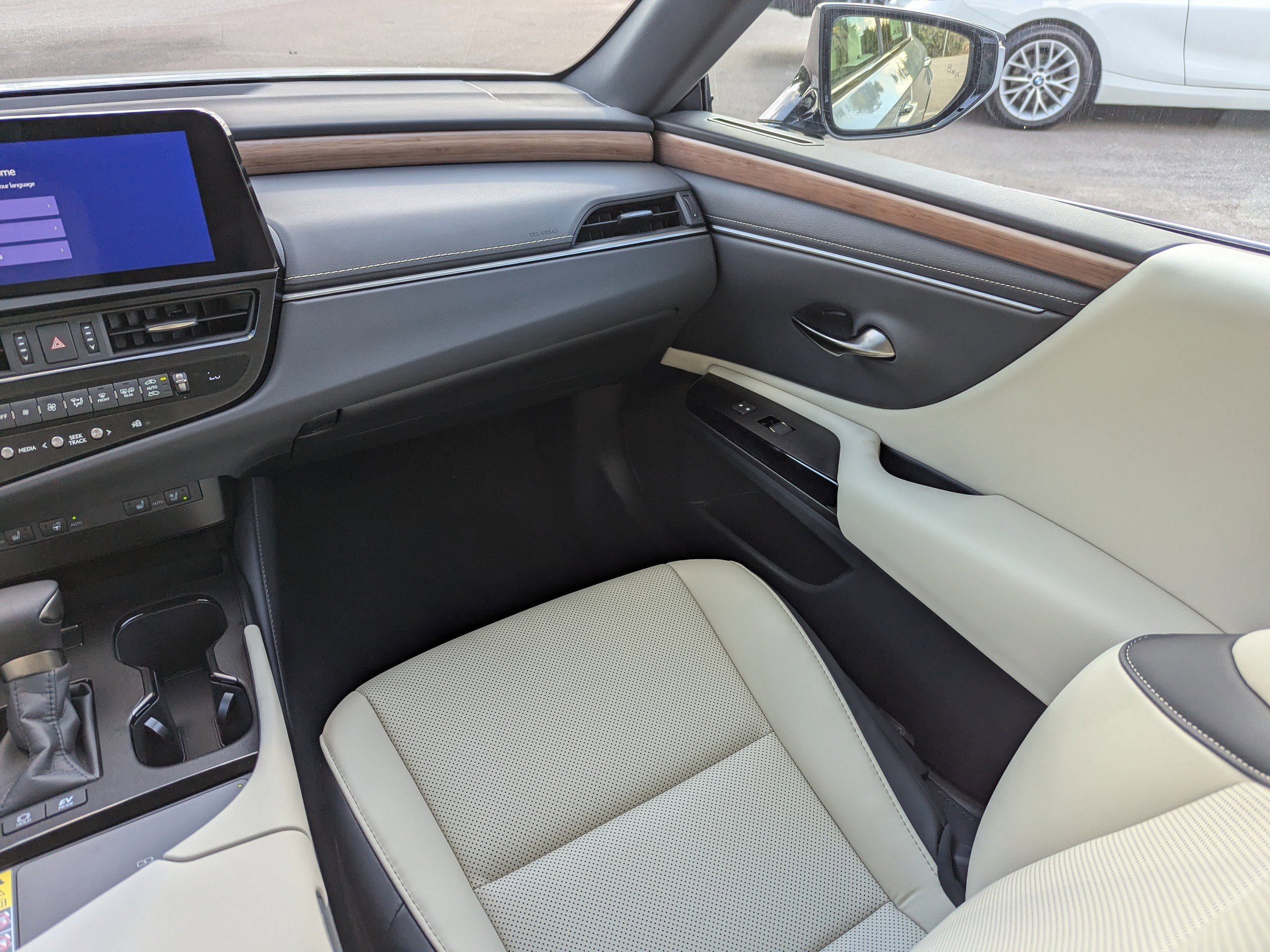 2025 Lexus ES 300h photo 14